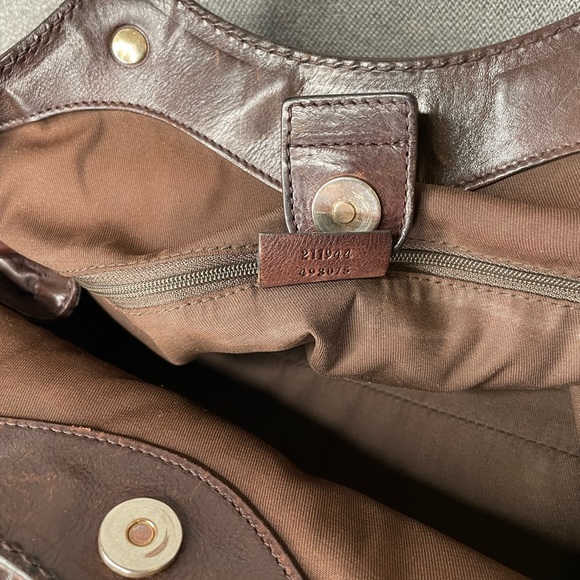 Gorgeous Calfskin Leather Gucci Shoulder Bag with Convertible Snaps - Picture 9 of 10